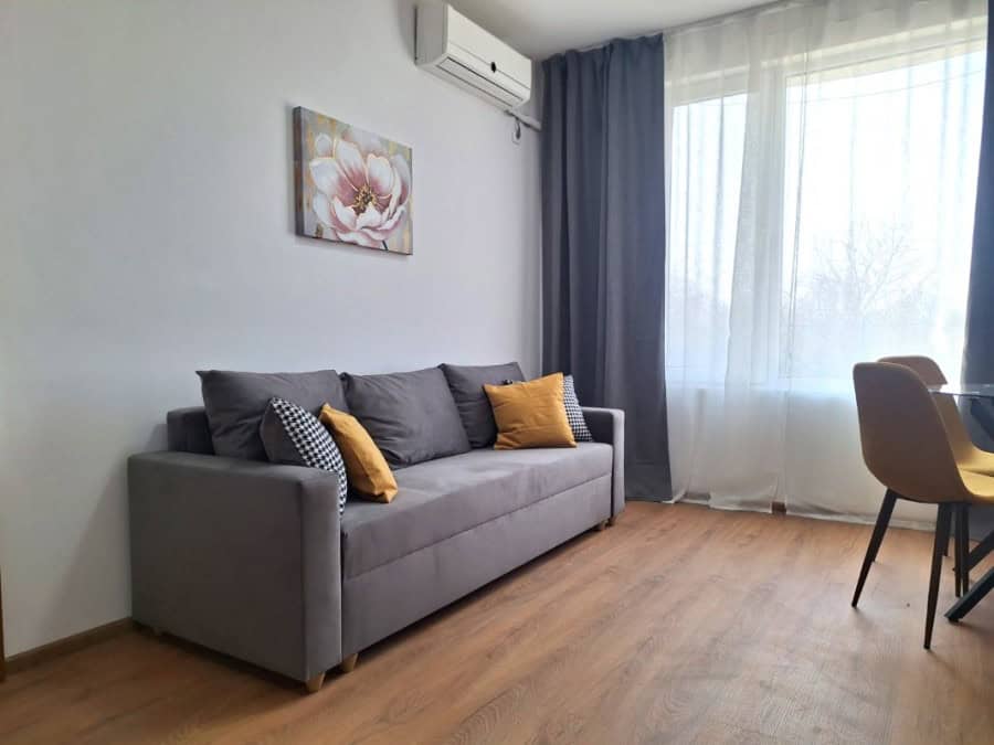 Modern 1-bedroom apartment with stylish furnishings, located just 10 minutes from the sea in Sunny D.