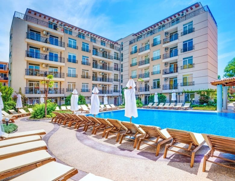 Bright 1-bedroom apartment with pool view in Dawn Park, Sunny Beach, perfect for vacation or investm.