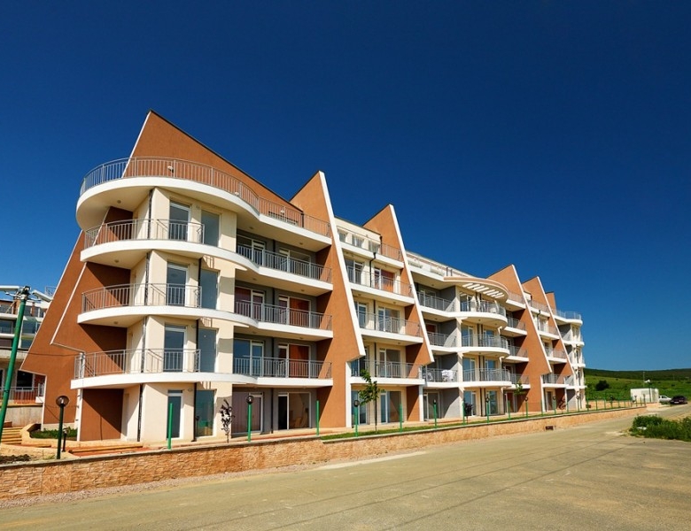 Bright ground floor apartment with 1 bedroom, 46 sq.m., located in Sunset Kosharitsa near the sea.