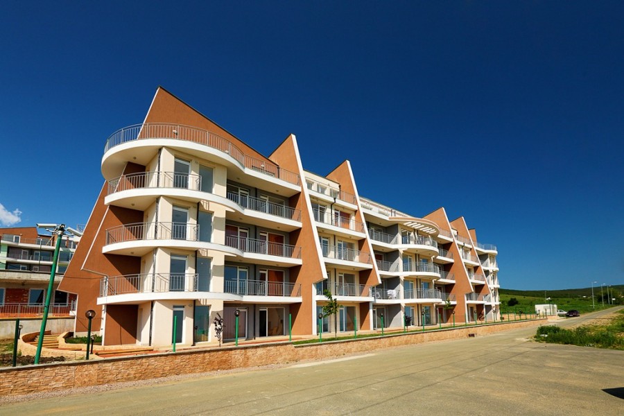 Bright ground floor apartment with 1 bedroom, 46 sq.m., located in Sunset Kosharitsa near the sea.