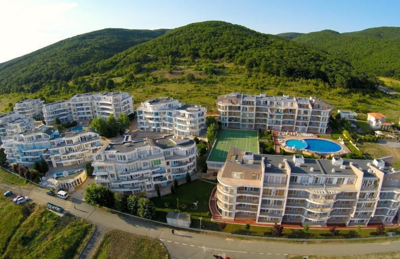 Bright 1-bedroom ground floor apartment near Sunset Kosharitsa, 6 km from the sea.