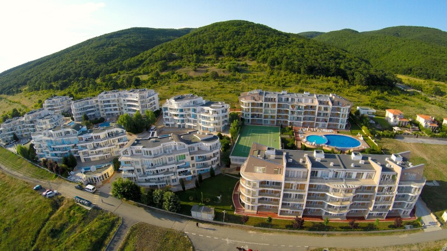 Bright 1-bedroom ground floor apartment near Sunset Kosharitsa, 6 km from the sea.