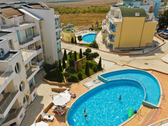Bright, spacious 1-bedroom ground floor apartment near the sea.