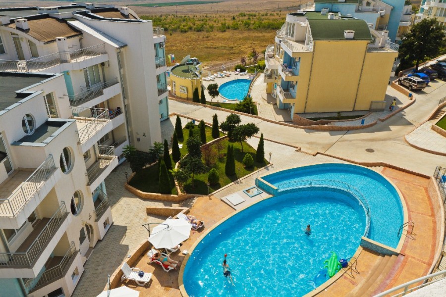 Bright, spacious 1-bedroom ground floor apartment near the sea.