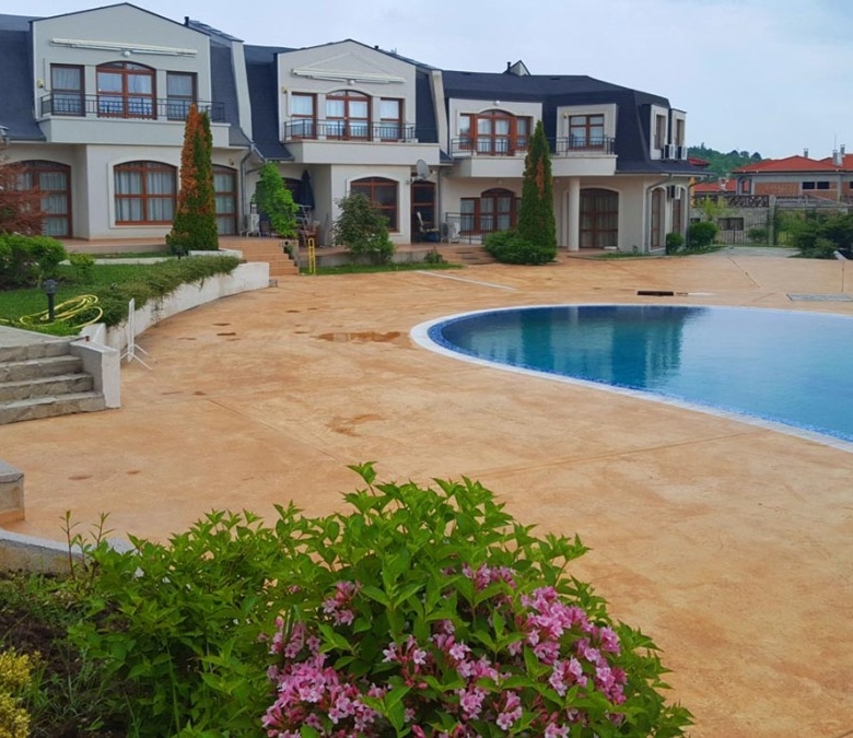 Seaside 2-bedroom apartment with pool, mountain views, 76 sq.m., Nessebar View, near Sunny Beach.