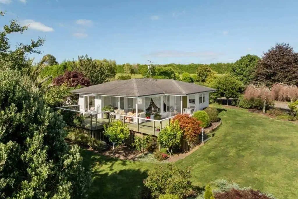 Charming Cottage Estate in Tauranga Beautiful cottage estate with lush gardens in Tauranga, Bay of Plenty, New Zealand. Perfect for peac.