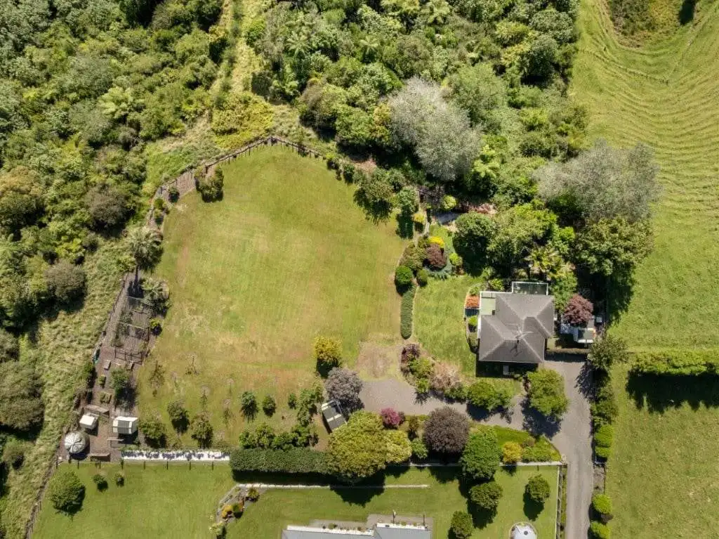 Charming Cottage Estate in Tauranga, New Zealand Aerial view of a beautiful cottage estate with lush gardens and spacious lawn in Tauranga, Bay of Pl.