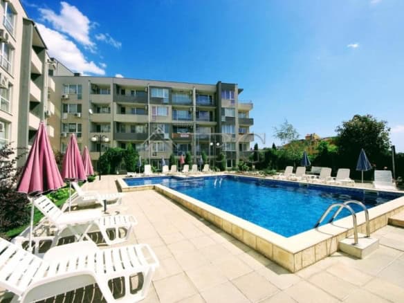 Apartment with pool and mountain views in Butterfly Complex, Sveti Vlas.