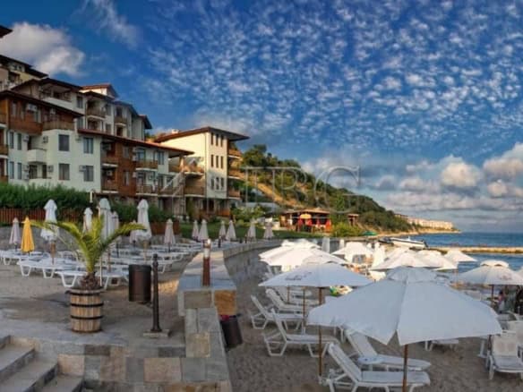 Two-level seaside apartment with frontal sea view and garden in Sveti Vlas, just steps from the beac.