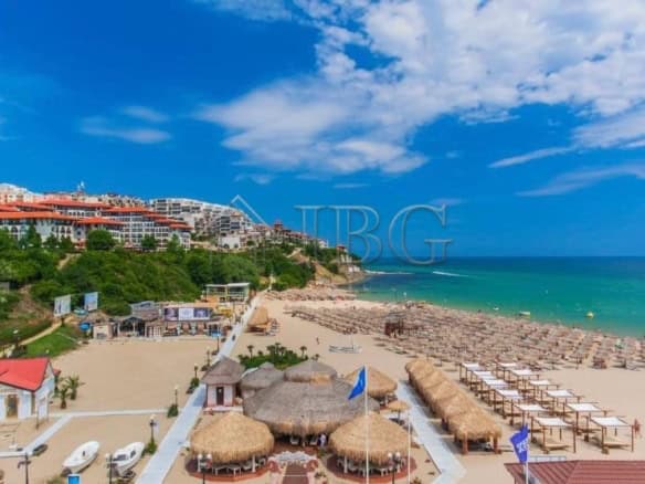 Sea and garden view apartment in Sveti Vlas, Bulgaria, with access to beaches and resort amenities.