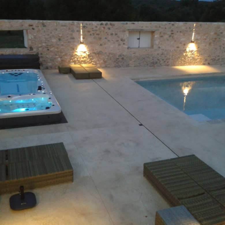 Elegant outdoor pool and hot tub at Domaine de La Quiquier estate in Goudargues, France.