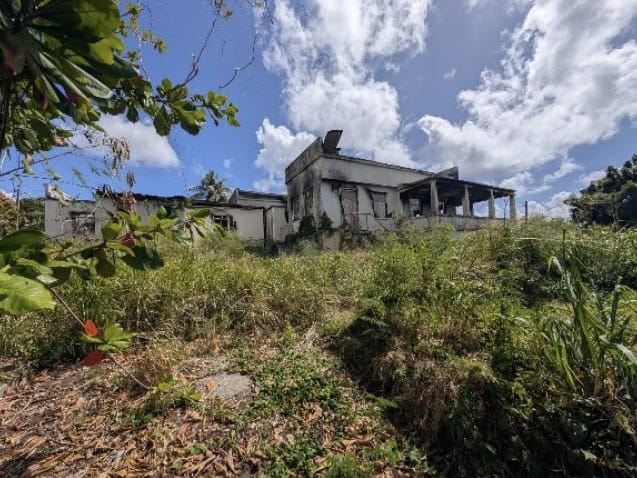 Spacious abandoned 5-bedroom estate with scenic views in Fortlands, Basseterre, Saint Kitts. Ideal r.