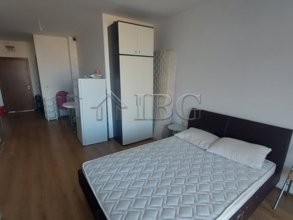 Bright studio apartment with sunny views in a popular complex at Sunny Beach. Perfect for investment.