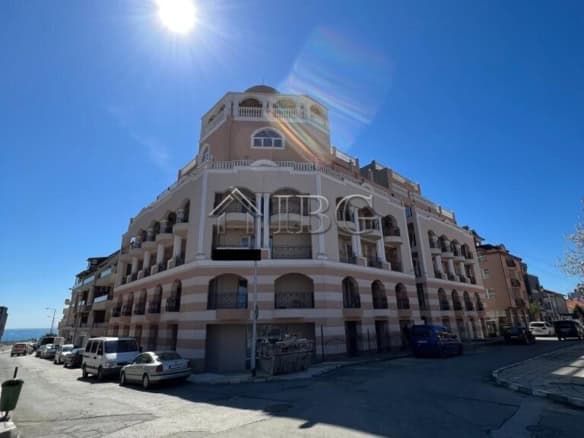 Bright exterior view of the Belisima Complex in Ravda under a clear blue sky.