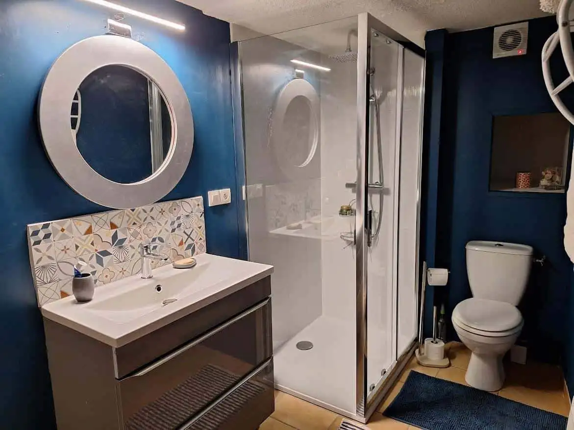 Charming Village House with Modern Bathroom Cozy renovated 3-bedroom village house featuring a stylish bathroom and scenic views in Ria-Sirach,.