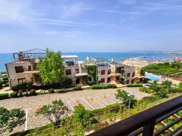 Bright 2-Bedroom Apartment Offering Stunning Sea Views in Sveti Vlas.