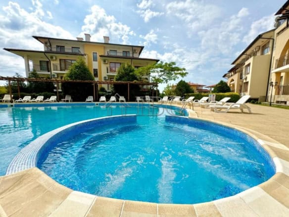 Bright apartment with panoramic pool view at Arkite Complex, Kosharitsa.