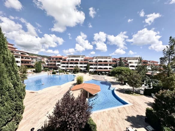 Bright apartment with two bedrooms, two bathrooms, and two balconies overlooking the pool area. Perf.