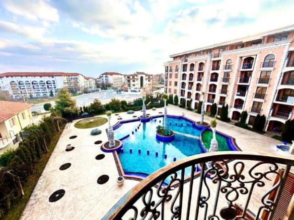 Apartment with pool view in Cascadas Ravda, perfect for relaxing and enjoying sunny days.