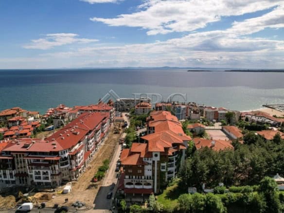 Bright 2-bedroom apartment with stunning sea and pool views in Sveti Vlas. Perfect for seaside livin.