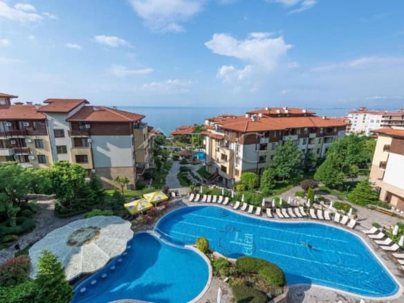 Bright apartment overlooking the pool and sea in Sveti Vlas, perfect for relaxing holidays.