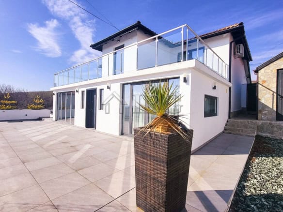 Beautiful 4-bedroom home with pool, large yard, and sea proximity.