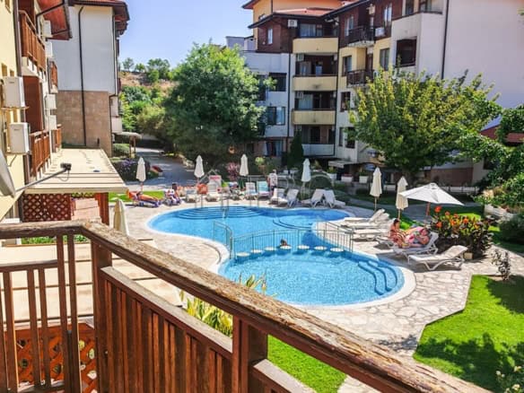 Bright apartment overlooking the pool and garden area in Sveti Vlas. Perfect for relaxing holidays o.
