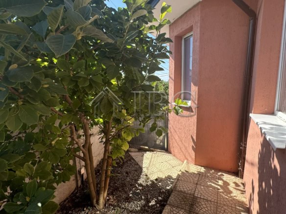 Cozy house with lush garden and patio in Kosharitsa, close to Sunny Beach, Bulgaria.