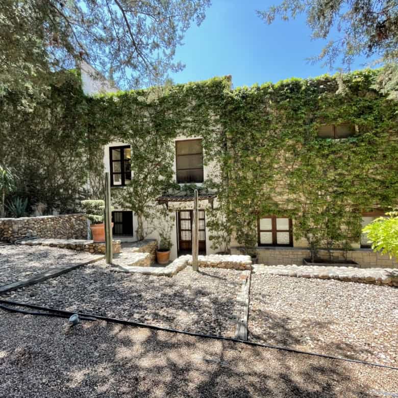 Ivy-covered historic house with lush greenery and rustic charm, perfect for a peaceful retreat or in.
