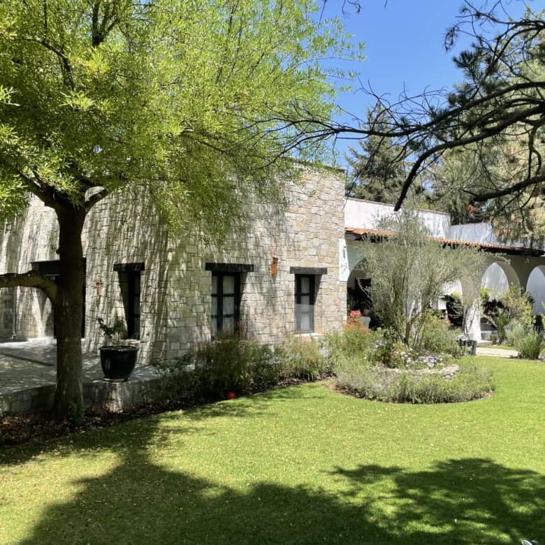 Beautiful countryside villa with lush garden and stone exterior, perfect for peaceful living or vaca.