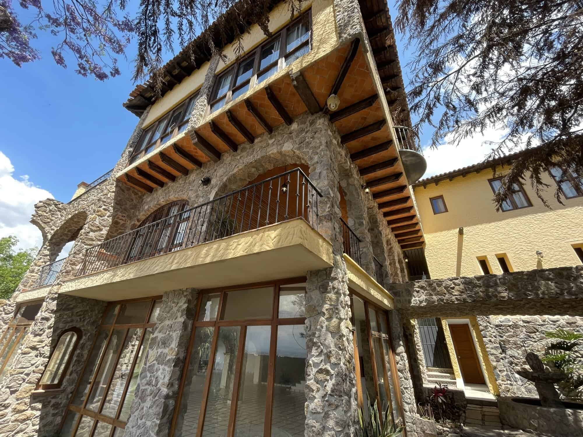 Cozy mountain house featuring stone walls and wooden accents, perfect for a peaceful getaway.