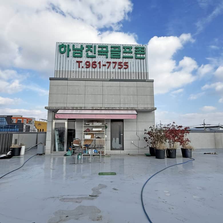 Affordable Korean property with rooftop view and commercial space.