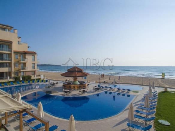 Spacious 3-bedroom apartment with stunning sea view in Obzor Beach Resort, featuring a large pool an.