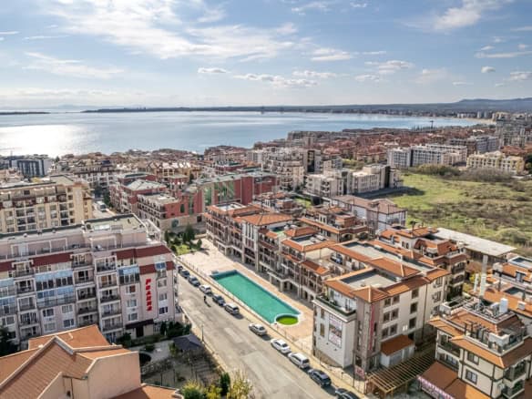 Bright 1-bedroom apartment with pool and yard view in Panorama Bay 1, Sveti Vlas.