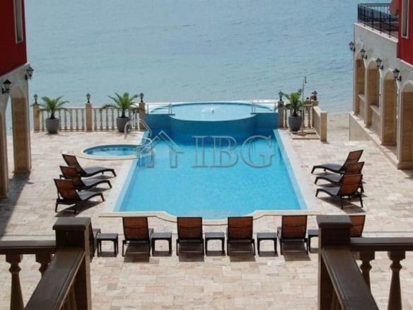 Pool with direct access to the sea and stunning waterfront views. Perfect for relaxing in a spacious.