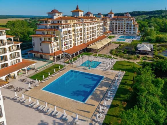 Spacious 2-bedroom apartment with sea views at Sunrise Resort, Obzor.