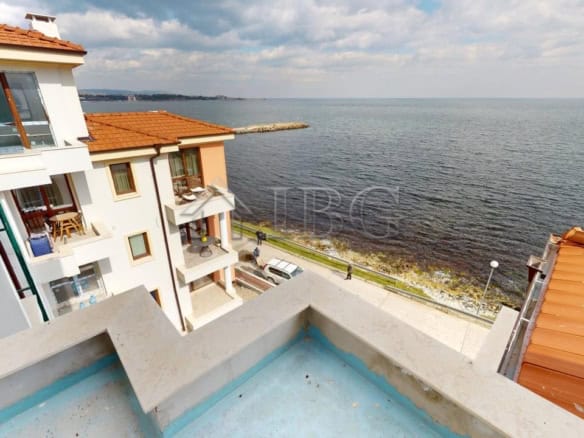 Sea view 2-bedroom apartment with balcony in Villa Metara, Ravda, overlooking the Black Sea.