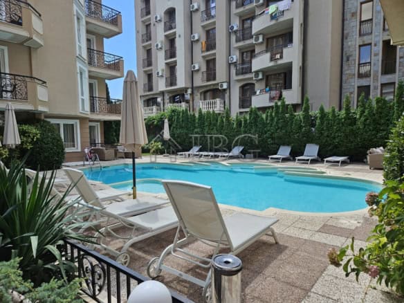 Bright and spacious studio apartment at Dawn Park Deluxe, Sunny Beach, with a pool and lush garden v.