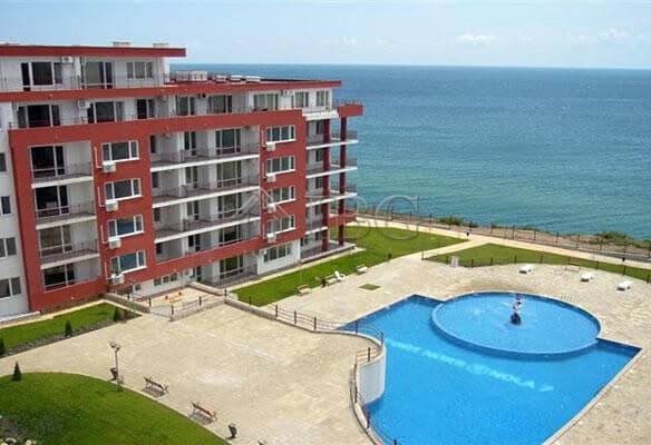 Spacious 1-bedroom apartment overlooking the sea in Fort Beach, Sveti Vlas, featuring a pool and sce.