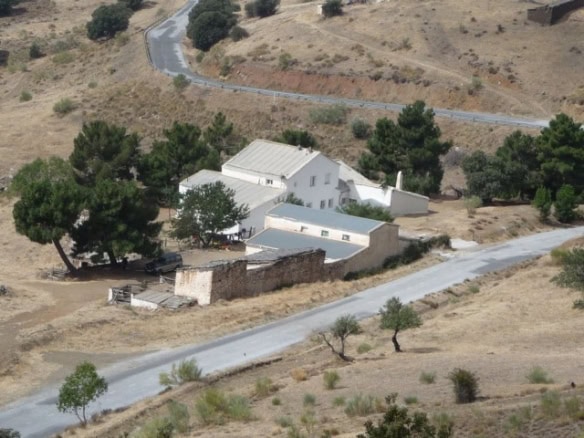 Country estate in Caniles, Granada with scenic landscape and surrounding greenery.