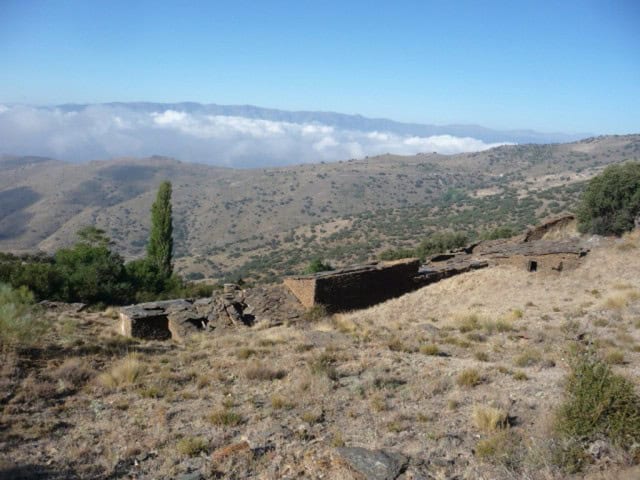 Country estate with ruins in Caniles, Granada, surrounded by scenic mountains and natural landscape.