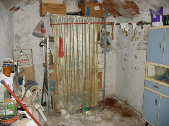 Unique cave house in Gorafe, Granada, with rustic interior and storage space.