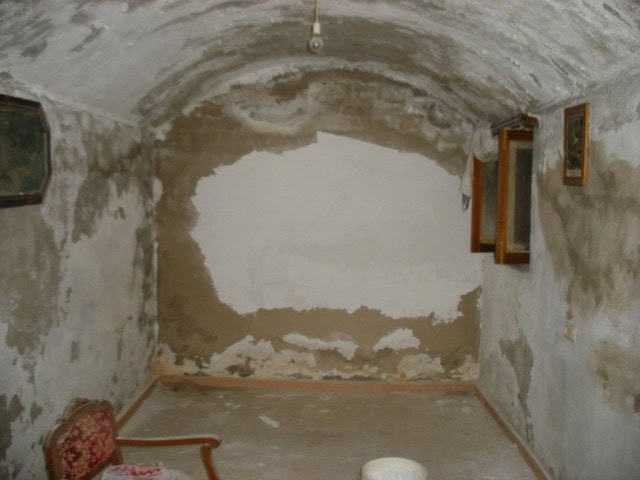 Cave house interior in Gorafe, Granada, showcasing traditional underground architecture.