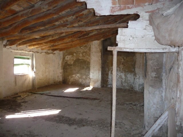 Charming rural property in Benamaurel, Granada, offering renovation potential in a peaceful countrys.