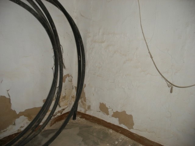 Village property with exposed walls and electrical wiring in Venta del Peral, Granada.