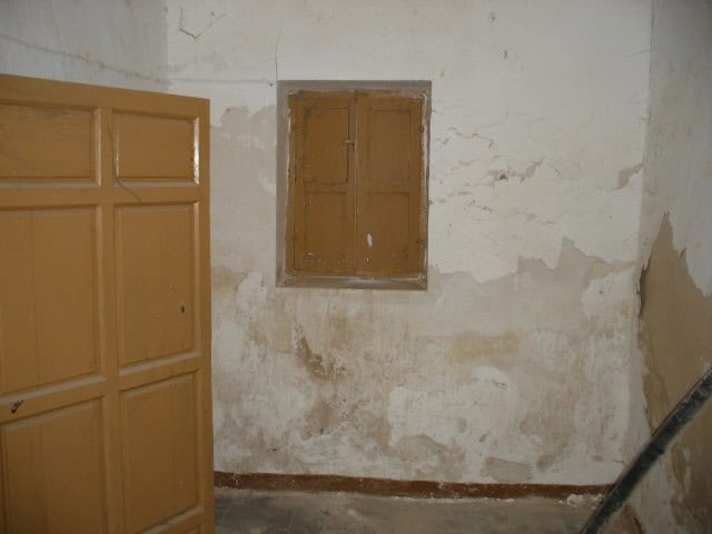 Charming village property with rustic walls and small window in Venta del Peral, Granada.