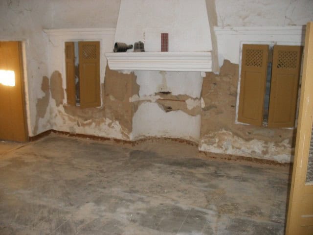 Charming village property in Venta del Peral, Granada, with rustic interior and potential for renova.