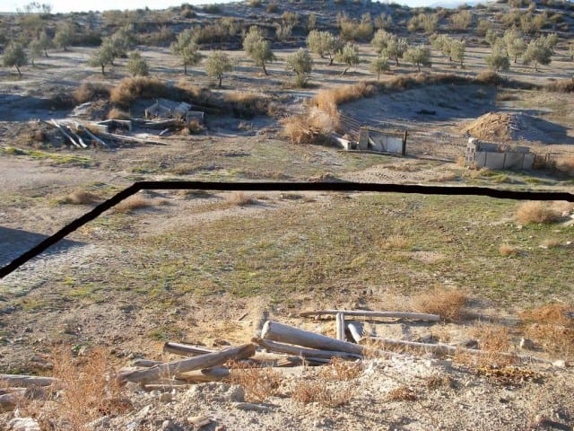 Village property plot in Venta del Peral, Granada with open land and natural surroundings.