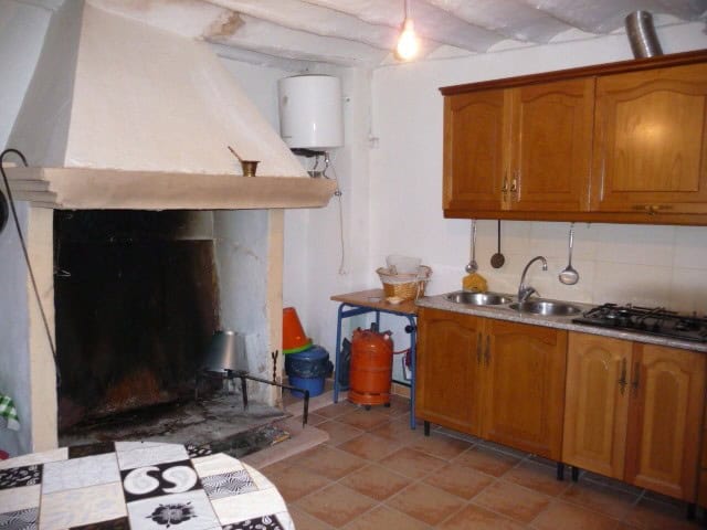 Charming village home with fireplace and rustic kitchen in Huesa, Jaen. Ideal for those seeking auth.