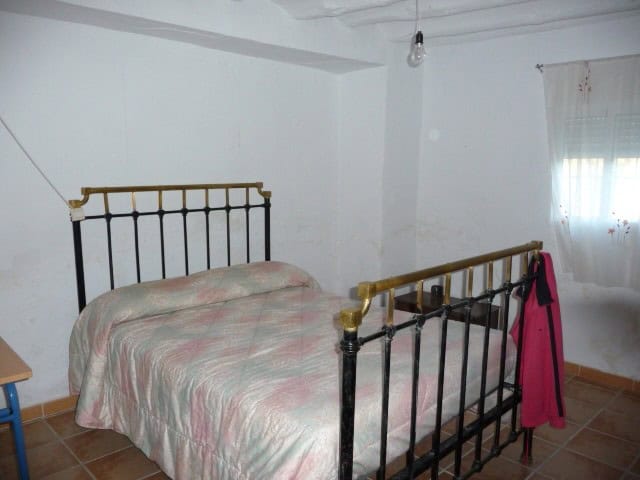 Charming bedroom in a village property located in Huesa, Jaen, featuring a simple design with a meta.